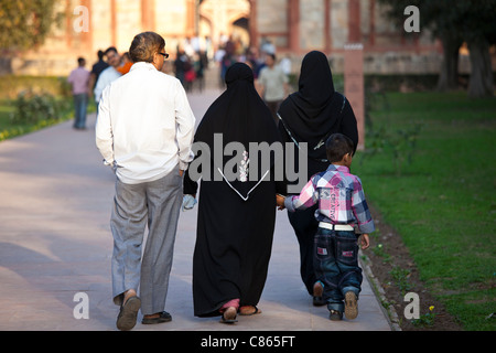 Muslimische Familie Besucher am Grab Humayuns, Weltkulturerbe 16. Jahrhundert erbaut in Neu-Delhi, Indien Stockfoto