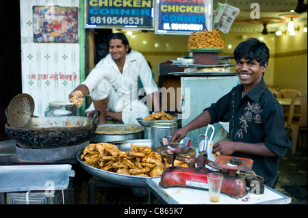 Essen zum Verkauf an Huhn Ecke im Snackmarkt muslimischen Meena Bazar in Alt-Delhi, Indien Stockfoto