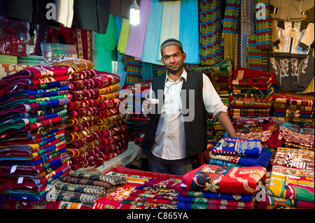 Standbesitzer trinken Chai im Shop verkaufen Gebetsmatten muslimischen Meena Bazar in Alt-Delhi, Indien Stockfoto