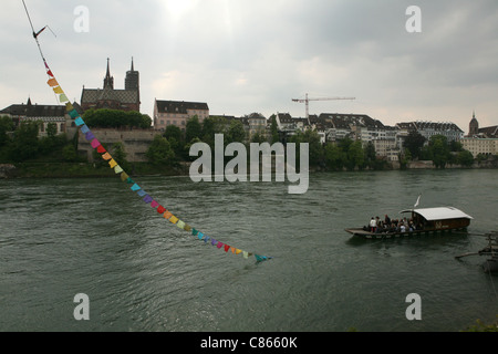 Mit der Fähre über den Rhein mit der Basler Münster im Hintergrund in Basel, Schweiz. Stockfoto