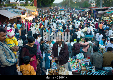 Meena Bazar und Snack Lebensmittelmarkt in muslimischen Bereich von Alt-Delhi, Indien Stockfoto