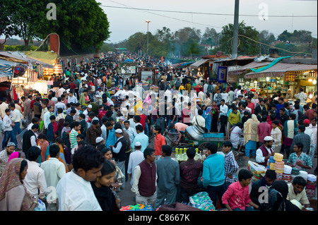 Meena Bazar und Snack Lebensmittelmarkt in muslimischen Bereich von Alt-Delhi, Indien Stockfoto