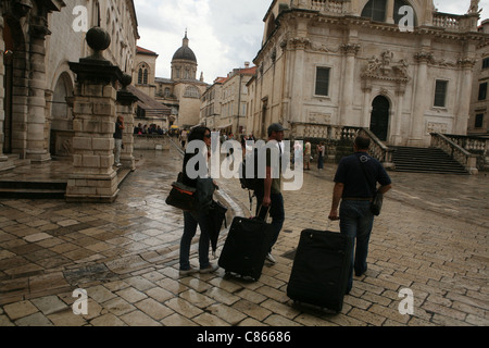 Touristen auf dem Luza-Platz in Dubrovnik, Kroatien. Stockfoto