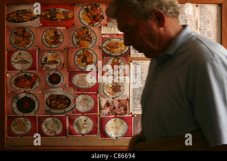 Speisekarte des Restaurants der kroatischen Küche in Dubrovnik, Kroatien. Stockfoto