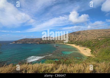 Im Weitwinkel Hanauma Bay Nature Preserve in der Nähe von Honolulu, Hawaii mit dramatischen weißen Wolken und ein strahlend blauer Himmel Stockfoto