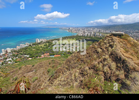 Die Felge des Diamondhead Crater, Waikiki Beach und aller Honolulu in den Abstand von der Oberseite der Strecke im Weitwinkel Stockfoto