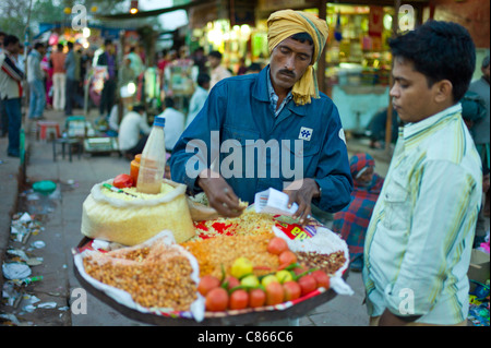 Meena Bazar und Snack Lebensmittelmarkt in muslimischen Bereich von Alt-Delhi, Indien Stockfoto