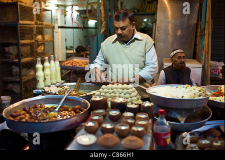 Essen zum Verkauf an Fleisch Stall im Snackmarkt muslimischen Meena Bazar in Alt-Delhi, Indien Stockfoto