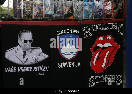 Souvenir T-shirts mit Josip Broz Tito, slowenischen Wappen und Rolling Stones am Straßenstand in Ljubljana, Slowenien. Stockfoto