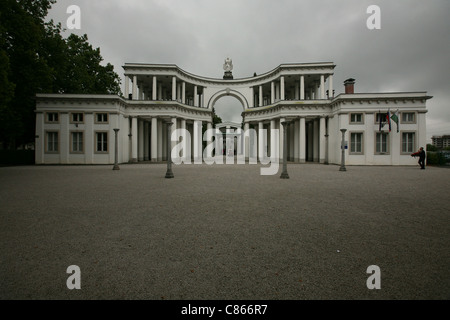 Eingangstor vom Architekten Joze Plecnik (1940), Zale Zentralfriedhof in Ljubljana, Slowenien. Stockfoto