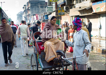 Indische Frau einkaufen von Rikscha in Old Delhi am Daryagang Obst- und Gemüsemarkt, Indien Stockfoto