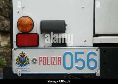 Wappen der Republik San Marino auf dem Kfz-Kennzeichen eines Polizeiwagens in der Stadt San Marino (Città di San Marino). Stockfoto