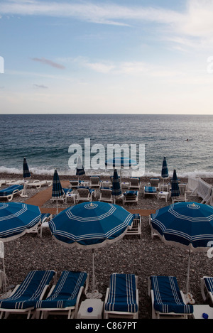 Sonnenschirme und leere Liegestühle am Strand Stockfoto