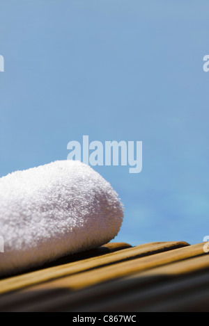Handtuch auf liege, beschnitten Stockfoto
