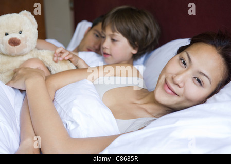 Familie entspannende zusammen im Bett Stockfoto