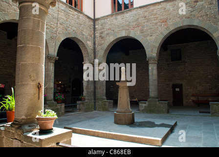 Kreuzgang des Klosters Camaldoli (Orden des Heiligen Benedikt), Camaldoli, Poppi, Arezzo Provinz, Toskana, Italien Stockfoto