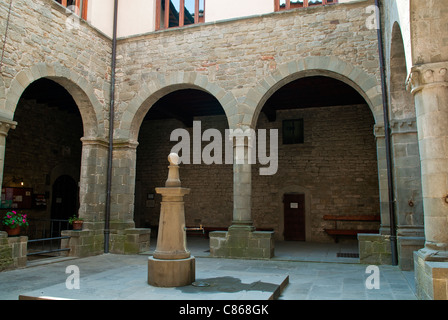 Kreuzgang des Klosters Camaldoli (Orden des Heiligen Benedikt), Camaldoli, Poppi, Arezzo Provinz, Toskana, Italien Stockfoto