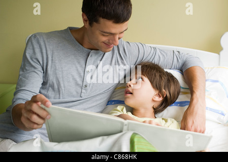 Vater und Sohn Buch zusammen Stockfoto