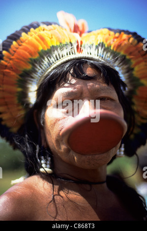 Amazonas, Brasilien. Chief Raoni von Megranoti (Kayapo Nation) mit Botoque Lippe Platte und Feder Cocar Kopfschmuck. Stockfoto