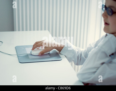 Mädchen mit Computermaus, Fokus auf Seite Stockfoto