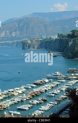 Boote im Hafen von Sorrent Italien Stockfoto