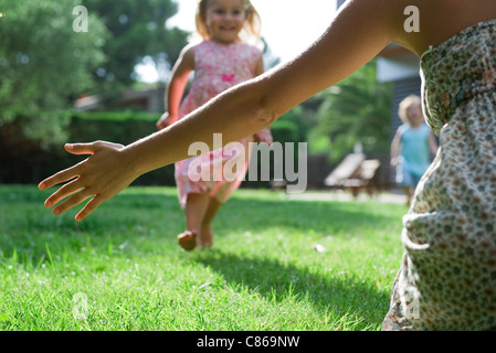 Mutter wartet mit Armen, als junge Tochter Ansätze, beschnitten Stockfoto