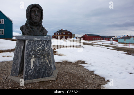 Statue von Roald Amundsen in Ny Alesund, Svalbard. Stockfoto