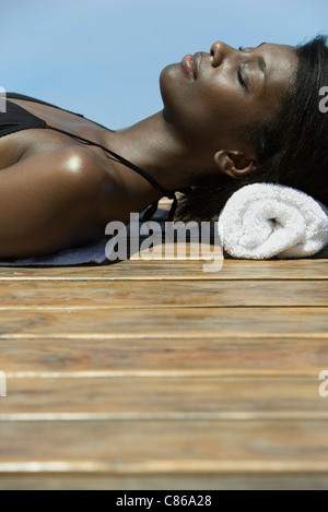 Frau, Sonnenbaden, liegen an deck Stockfoto