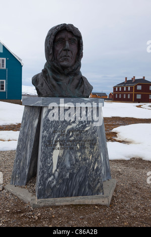 Statue von Roald Amundsen in Ny Alesund, Svalbard. Stockfoto