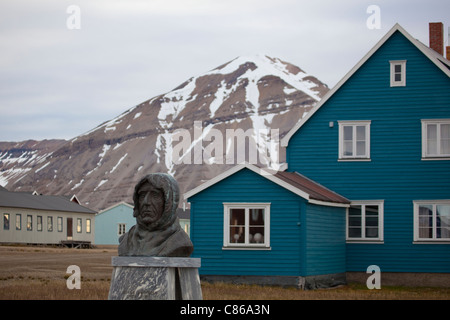 Statue von Roald Amundsen in Ny Alesund, Svalbard. Stockfoto