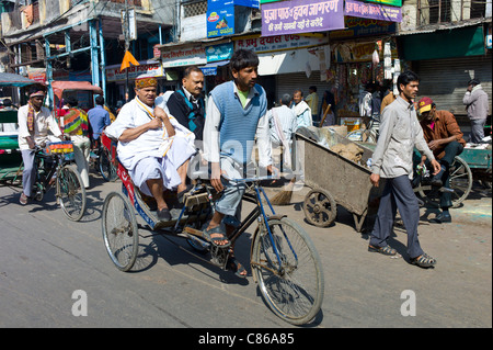 Rikscha mit Passagieren bei Khari Baoli in Alt-Delhi, Indien Stockfoto