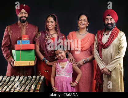 Portrait einer Sikh-Familie mit diyas Stockfoto