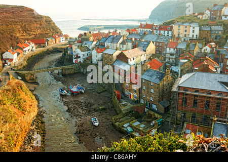 Die Fischerei Dorf Staithes an der North Yorkshire Coast an einem frostigen Wintermorgen Stockfoto