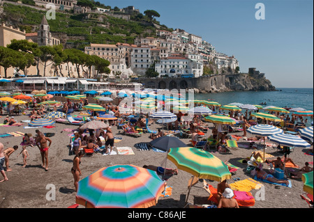 Der winzige Strand im beliebten Ferienort Amalfi in Süditalien, der im Hochsommer voller Besucher ist Stockfoto