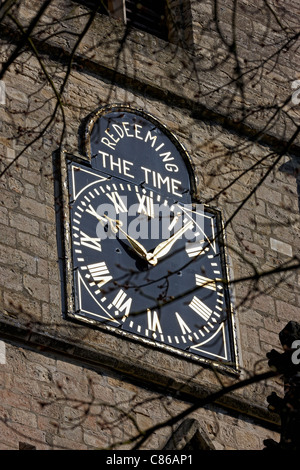 Einlösen der Zeit - Ziffernblatt auf die Pfarrkirche St. Johannes der Täufer, Knaresborough, North Yorkshire UK Stockfoto