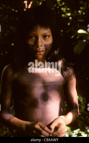 Catete Village, Bundesstaat Para, Brasilien; Xicrin Kayapo-Junge mit schwarzen Genipapo Körper und Gesicht malen. Stockfoto