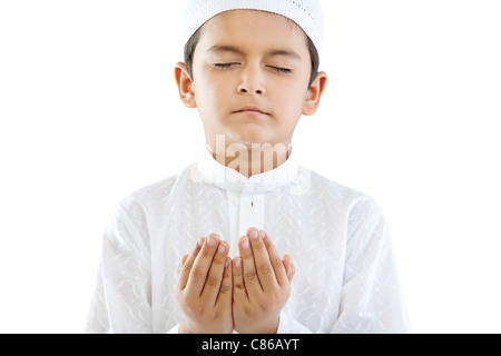 Muslimische Jungen beten Stockfoto