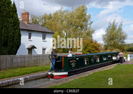 Kanalboot UK, das durch die Schleuse auf dem Oxford Banbury Kanal an der Nell Bridge, Kings Sutton, Northamptonshire, England fährt Stockfoto