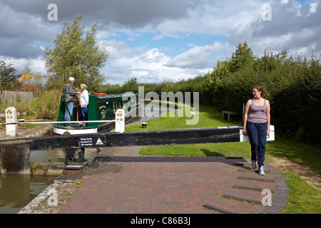 Kanalboot UK, das durch die Schleuse auf dem Oxford Banbury Kanal an der Nell Bridge, Kings Sutton, Northamptonshire, England fährt Stockfoto