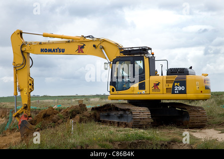 Komatsu PC 290 LC 360 Bagger bei der Arbeit auf einem küstenerosion Projekt in Norfolk, Großbritannien verfolgt. Stockfoto