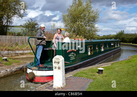 Kanalboot UK, das durch die Schleuse auf dem Oxford Banbury Kanal an der Nell Bridge, Kings Sutton, Northamptonshire England fährt Stockfoto