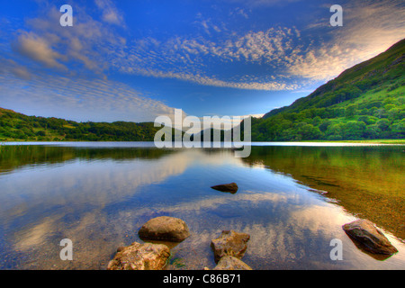 Spiegelungen im See Gwynant, Snowdonia, Wales, UK Stockfoto