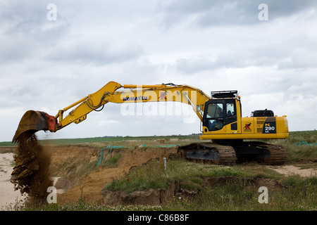 Komatsu PC 290 LC 360 Bagger bei der Arbeit auf einem küstenerosion Projekt in Norfolk, Großbritannien verfolgt. Stockfoto