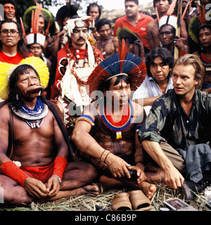 Altamira, Brasilien. Kayapo-Chefs Raoni und Payakan mit Marcos Terena und Häuptlinge aus Kanada und den USA mit Sting. Stockfoto