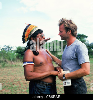 Capoto Dorf, Brasilien. Sting und Raoni, Chef des Megranoti-Kayapo; Xingu Terra Indígena, Brasilien; November 1990. Stockfoto