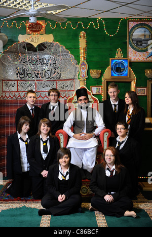 Kinder von Mitchell High School, Stoke-on-Trent mit Scheich Hanif Tunstall Moschee während eines gemeinschaftlichen Zusammenhalt (11 Feb Stockfoto