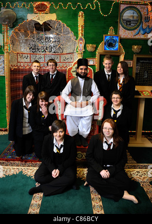 Kinder von Mitchell High School, Stoke-on-Trent mit Scheich Hanif Tunstall Moschee während eines gemeinschaftlichen Zusammenhalt (11 Feb Stockfoto