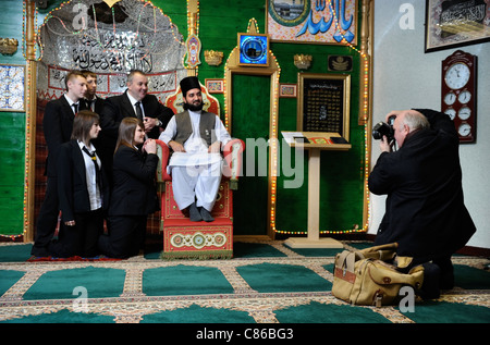 Kinder von Mitchell High School, Stoke-on-Trent sind von der lokalen Presse mit Scheich Hanif Tunstall Moschee, Duri fotografiert. Stockfoto