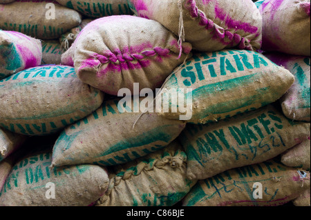 Säcke voller Termine im Khari Baoli Gewürze und getrocknete Lebensmittel-Markt in Alt-Delhi, Indien Stockfoto