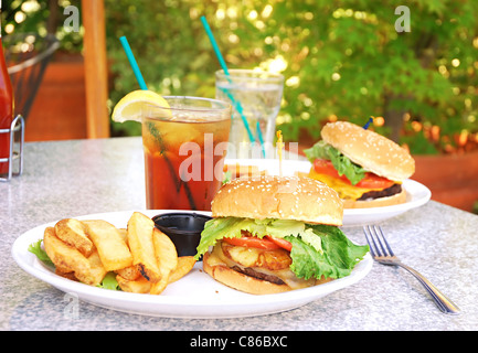 Zwei Burger am Tisch im Restaurant im freien Stockfoto